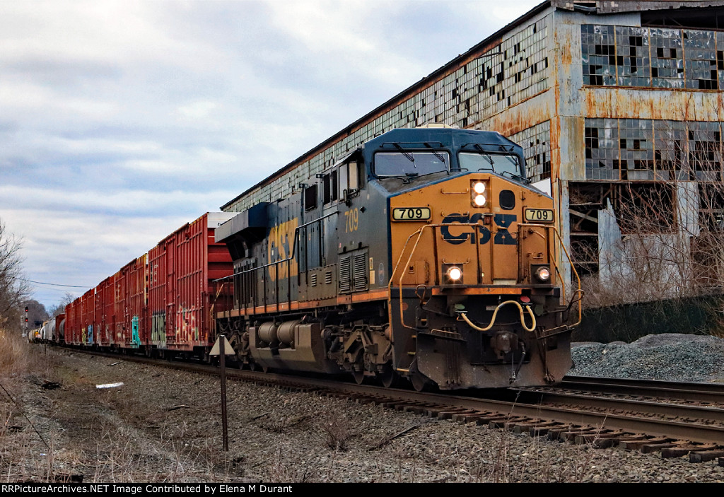 CSX 709 on Q-421